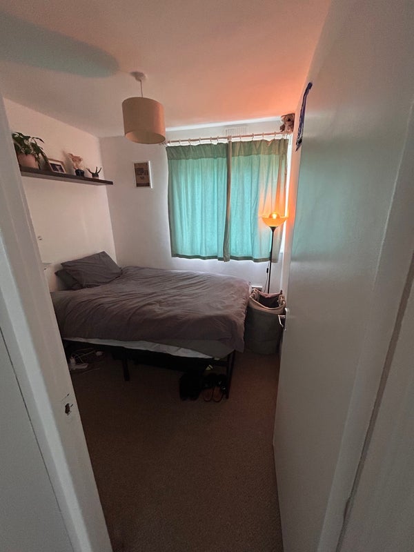 Room Deeley Road in Greater London