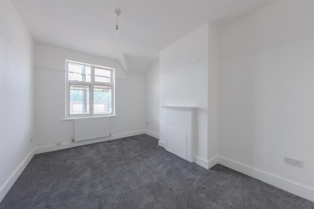 Flat Brackenbury Road in Greater London