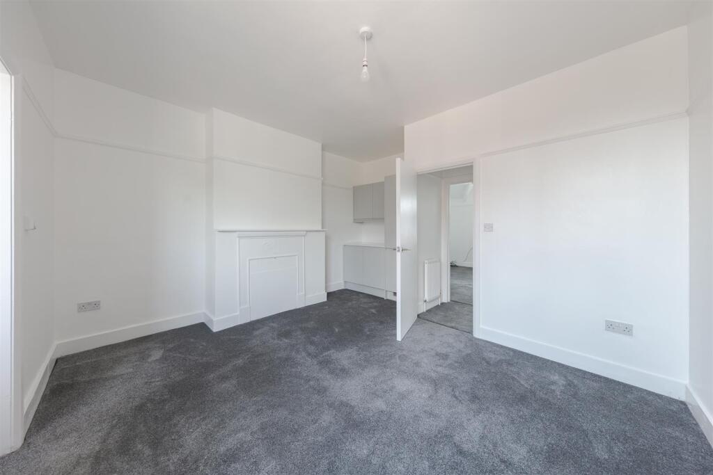 Flat Brackenbury Road in Greater London