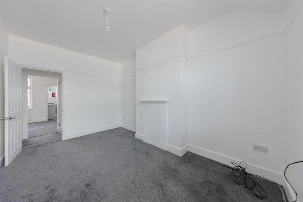 Flat Brackenbury Road in Greater London