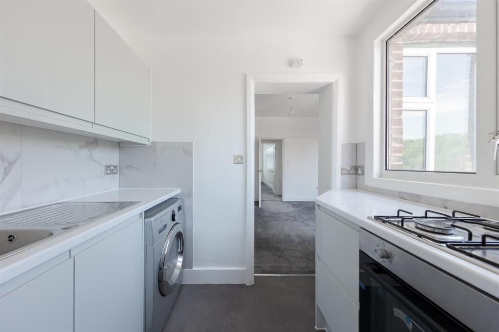 Flat Brackenbury Road in Greater London