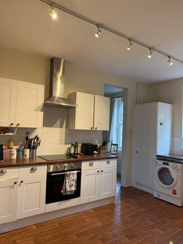 Room Oakhill Road in Greater London
