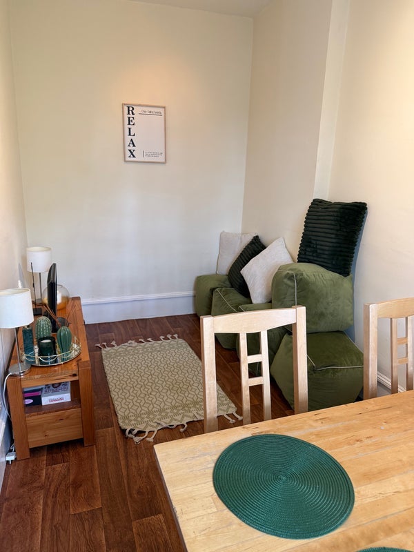 Room Oakhill Road in Greater London