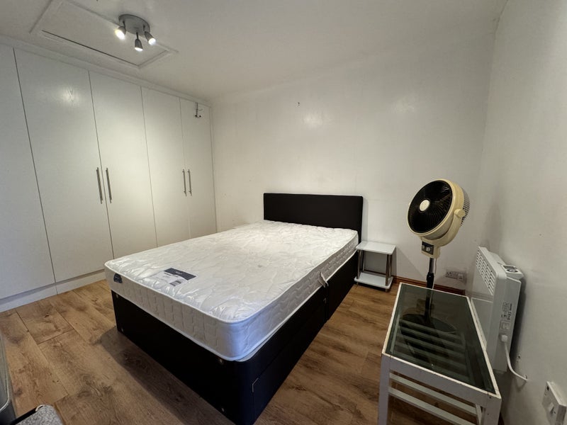 Room Whitby Road in Slough