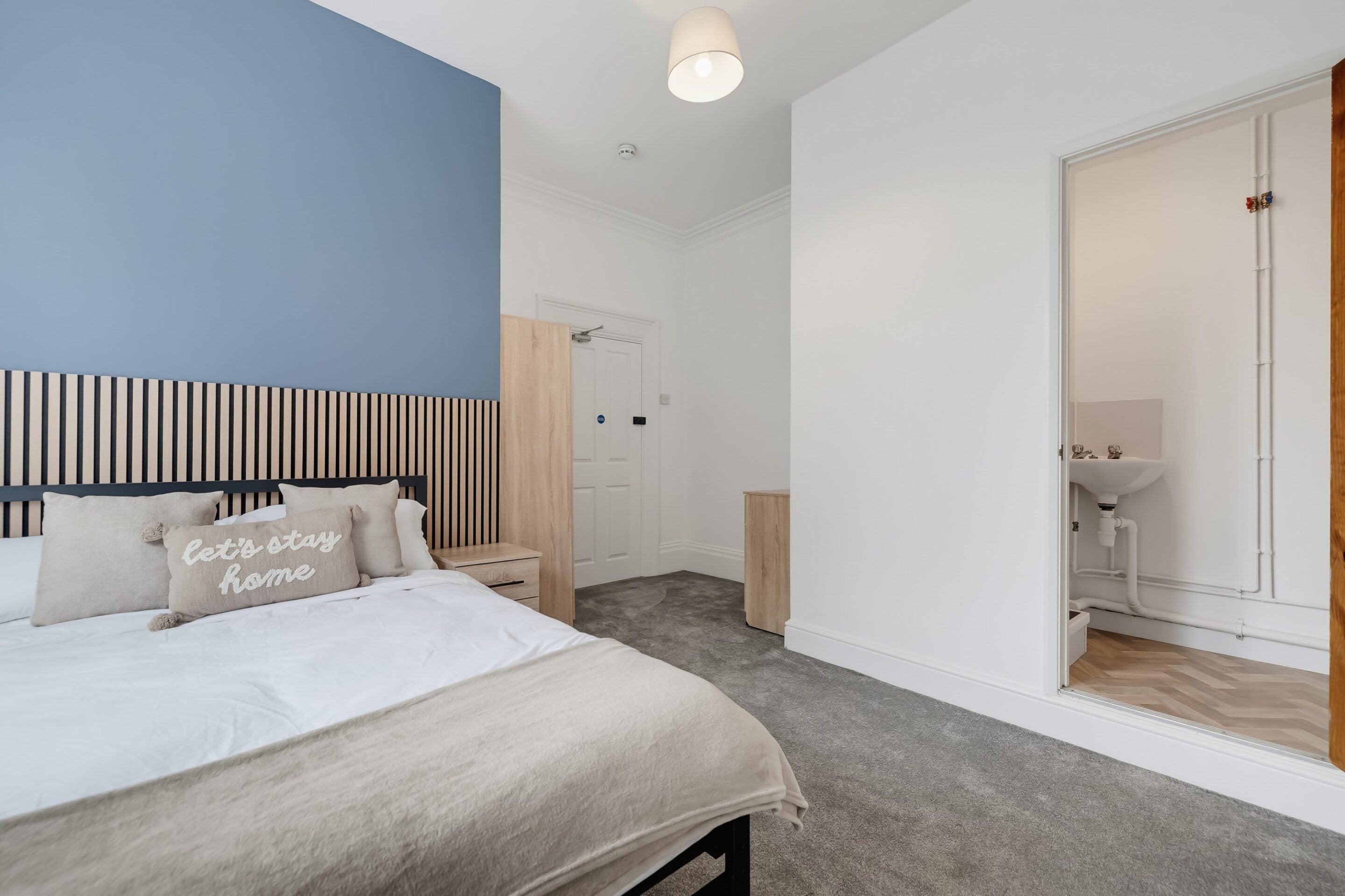 Room Alexandra Road in Plymouth