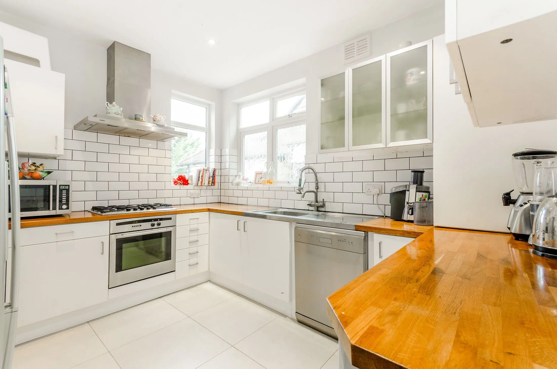Flat Brownlow Road in Greater London