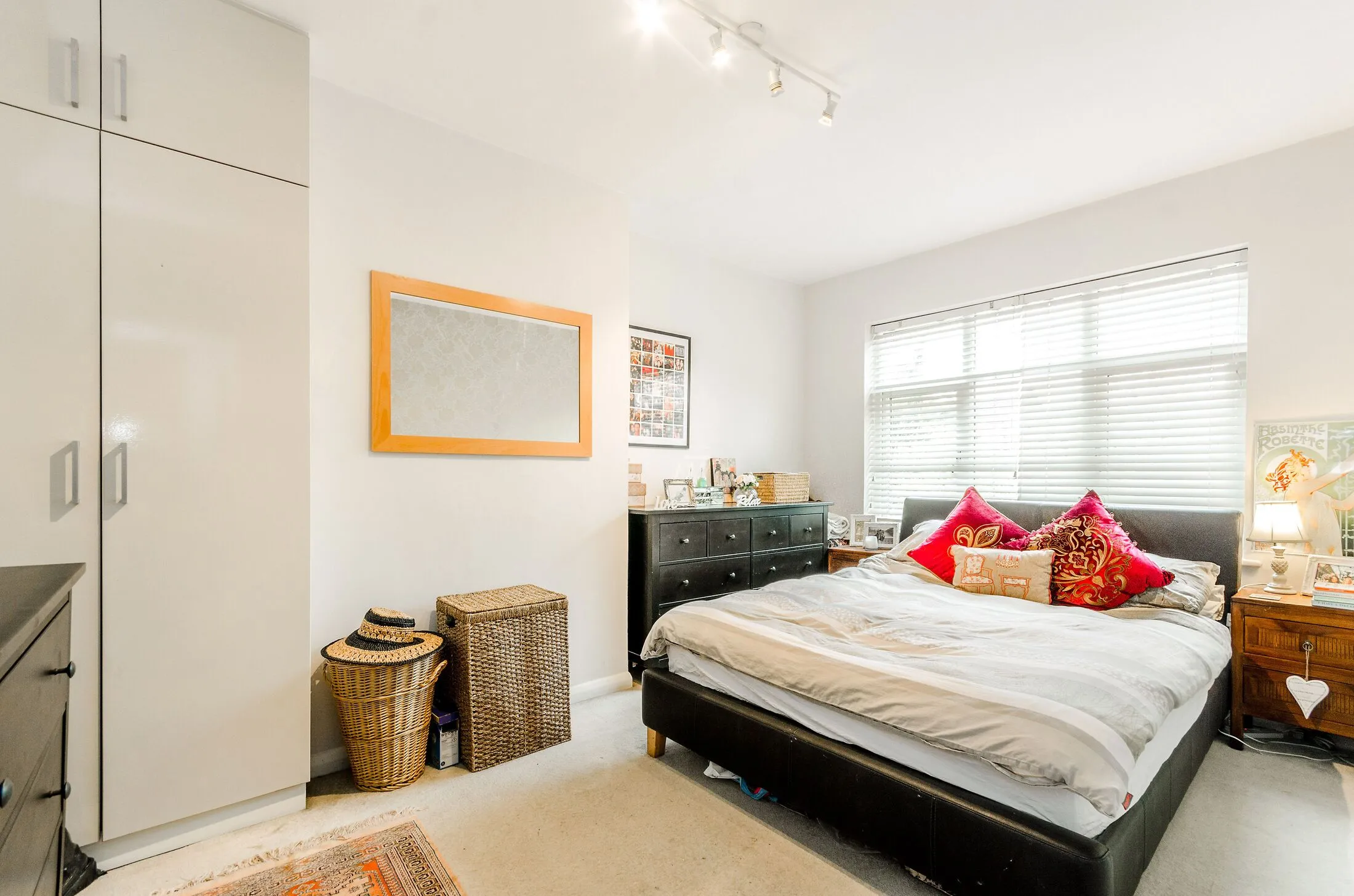 Flat Brownlow Road in Greater London