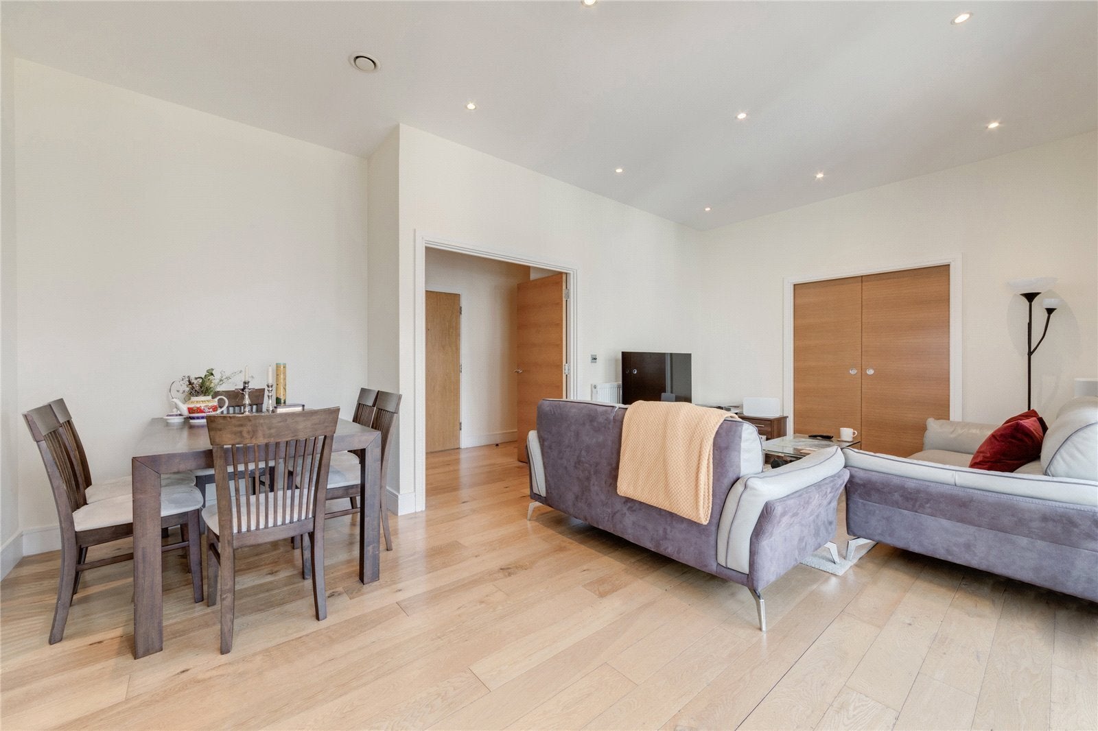 Flat Dockyard Lane in Greater London