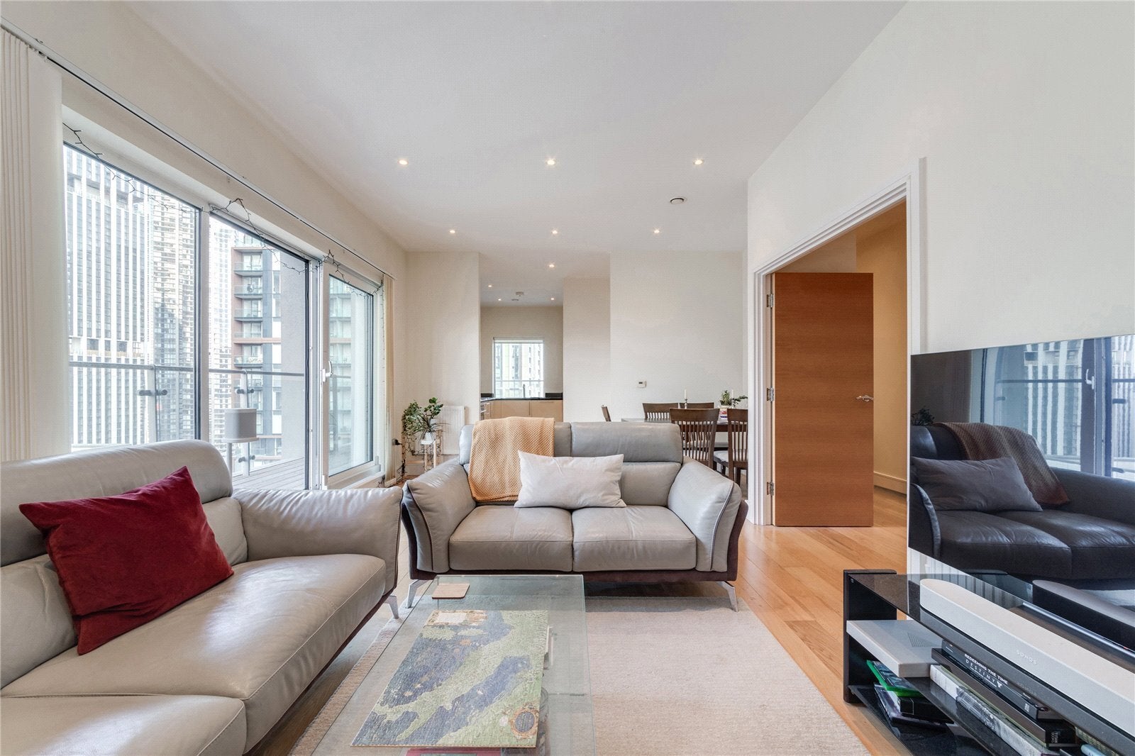 Flat Dockyard Lane in Greater London
