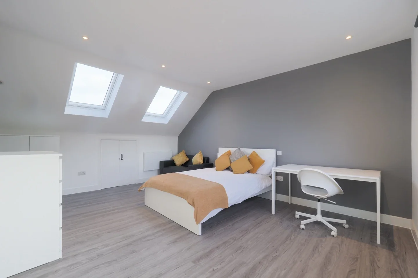 Room Cardinal Avenue in Hertsmere