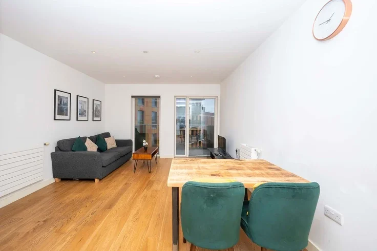 Flat Maud Street in Greater London