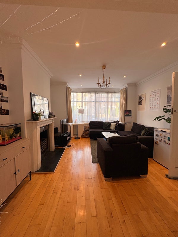 Room Worple Road in Greater London