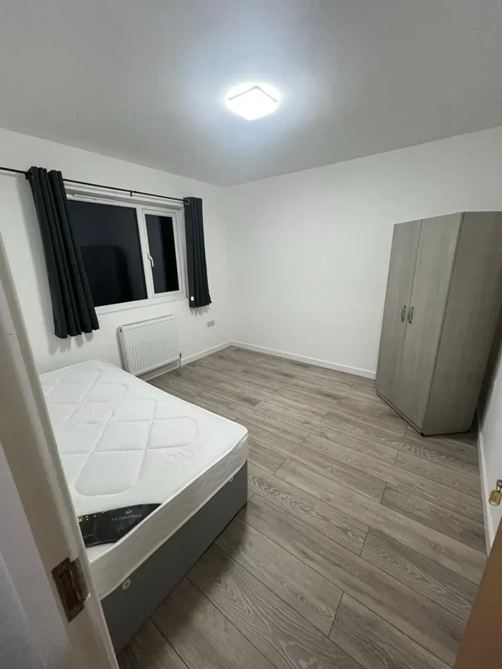 Room Woodford New Road in Greater London