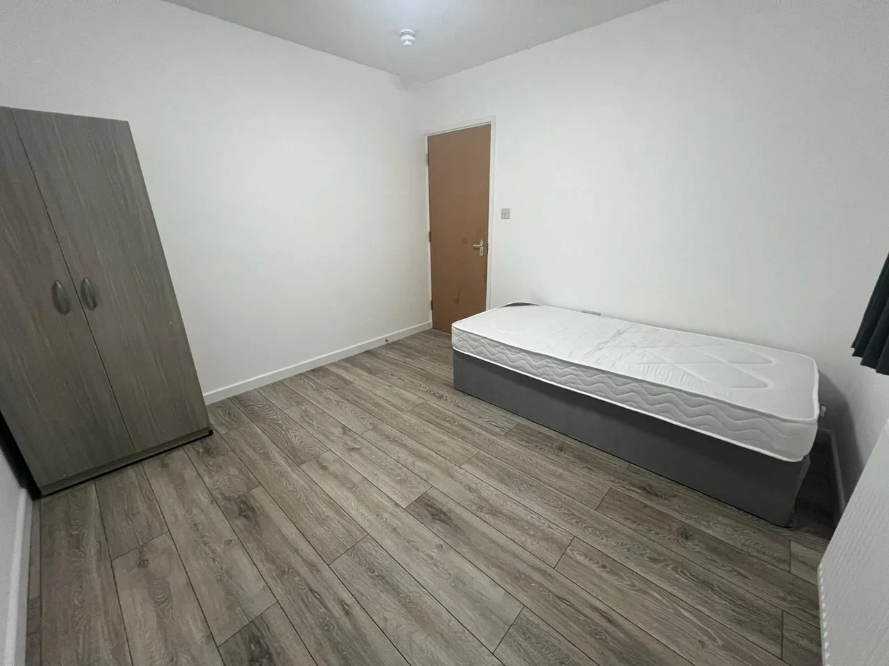 Room Woodford New Road in Greater London