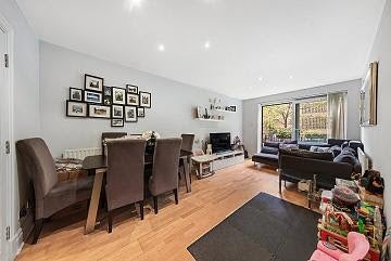 Flat Warwick Road in Greater London