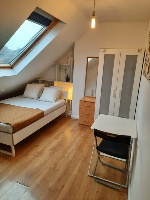 Room Eastcote Lane in Greater London
