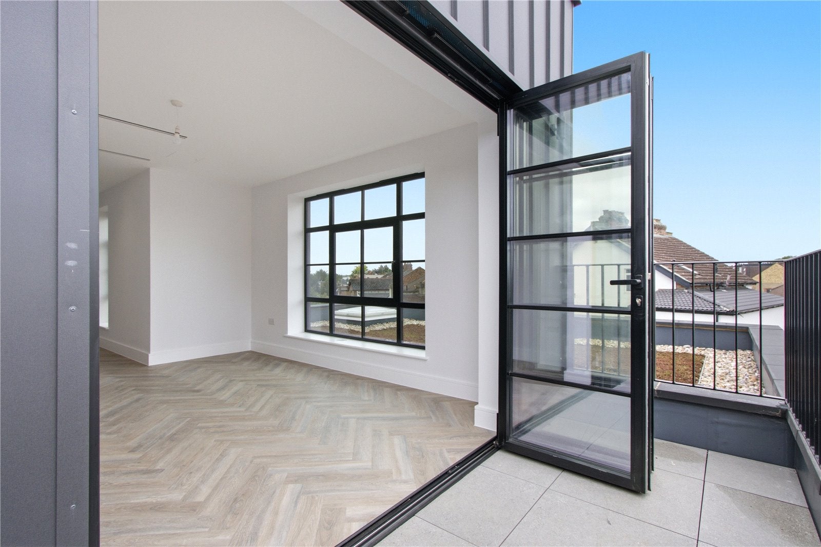 Flat Brunswick Park Road in Greater London