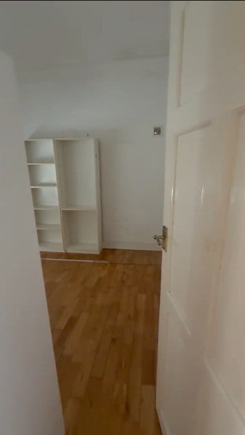 Room Whites Avenue in Greater London