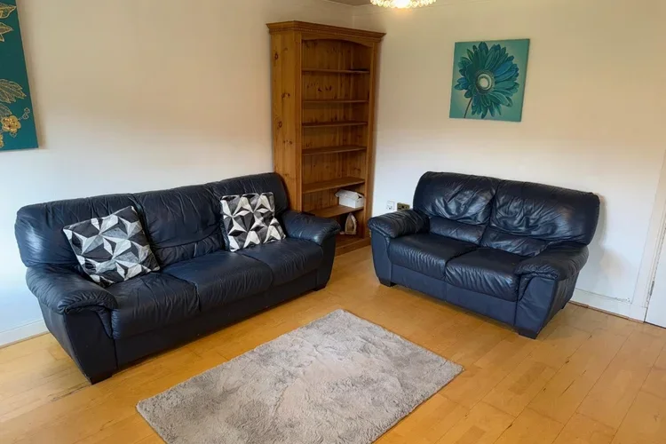 Flat Parsonage Square in Glasgow