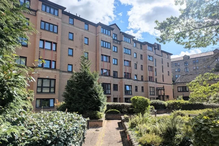 Flat Parsonage Square in Glasgow
