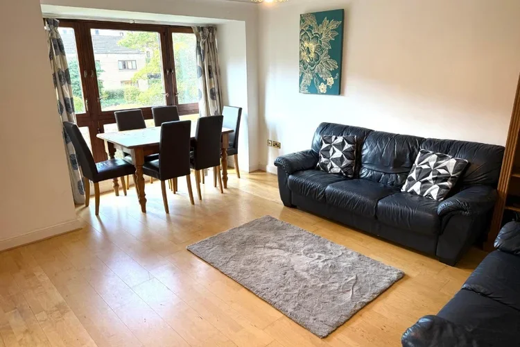 Flat Parsonage Square in Glasgow