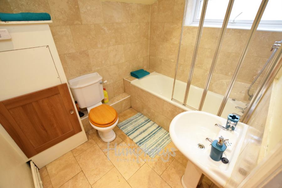 Room Artizan Road in Northampton