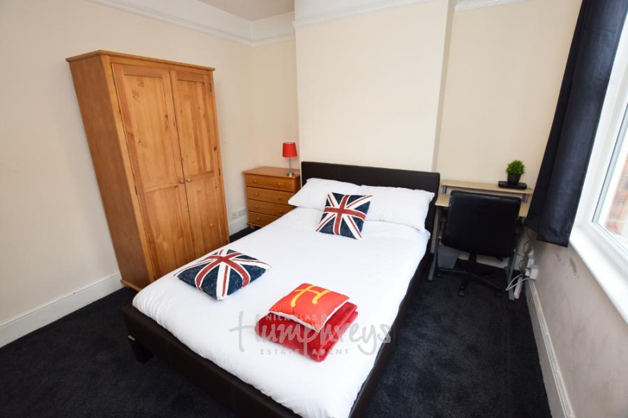 Room Artizan Road in Northampton