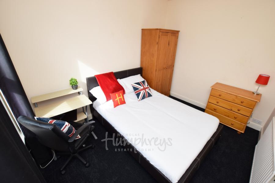 Room Artizan Road in Northampton