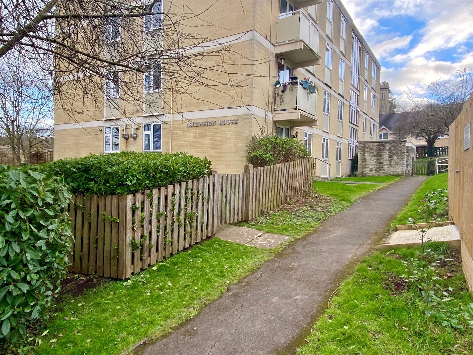 Flat Moorfields Drive in Bath