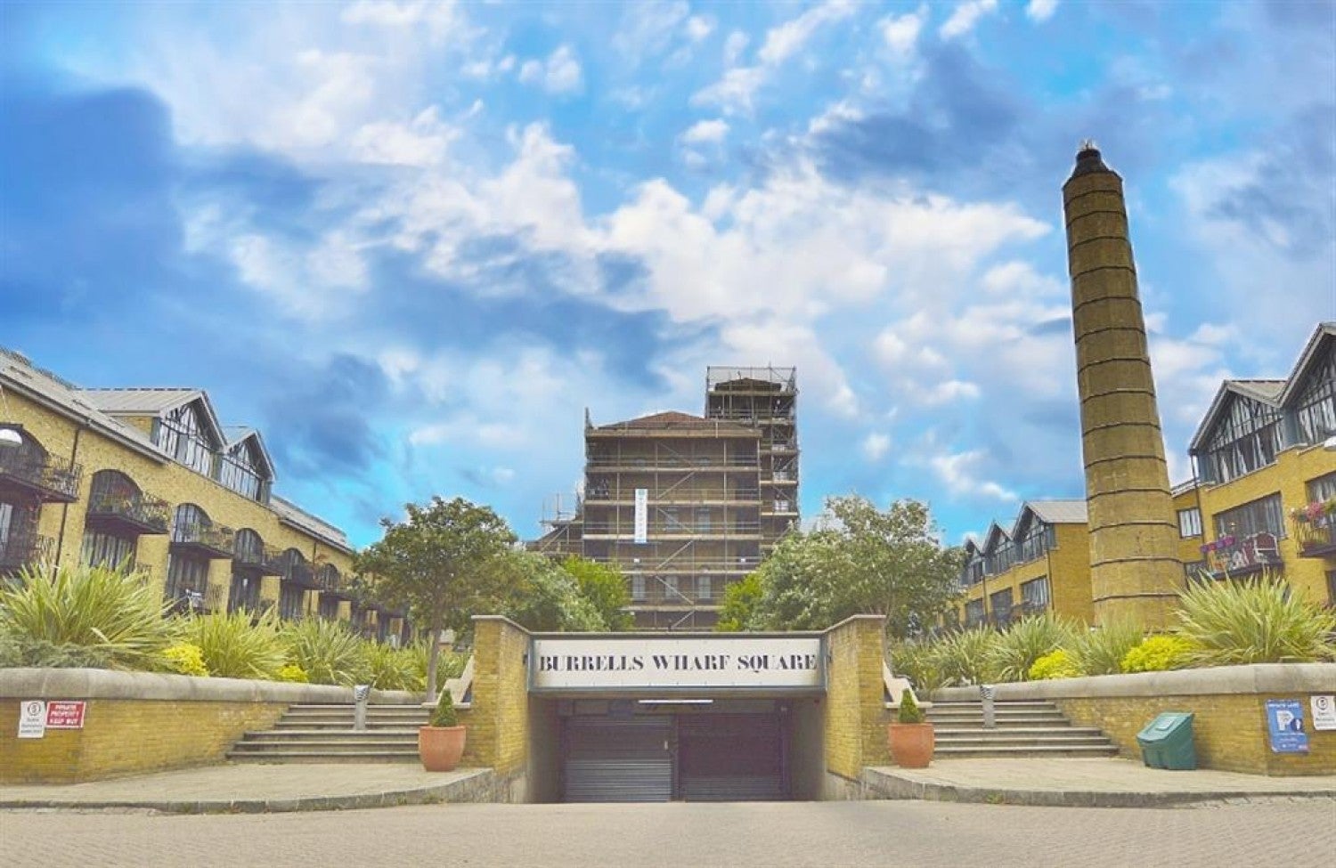 Flat Westferry Road in Greater London