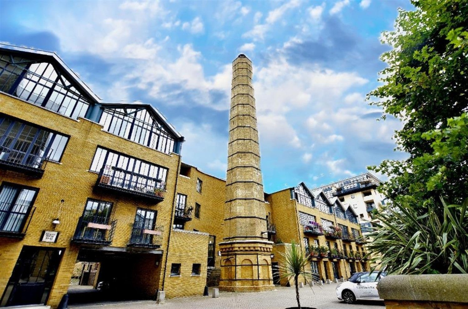 Flat Westferry Road in Greater London