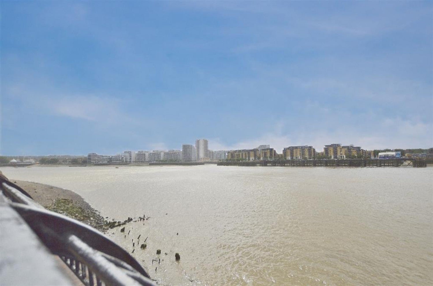 Flat Westferry Road in Greater London