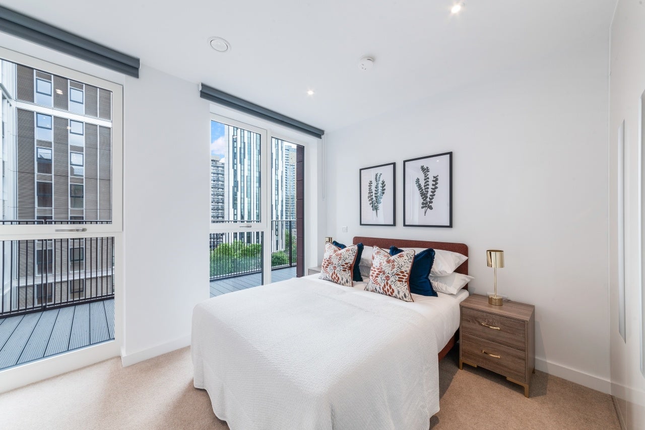 Flat Sayer Street in Greater London