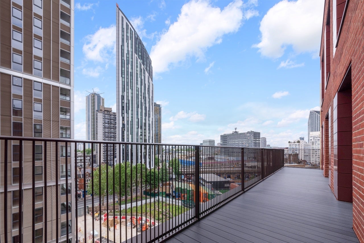 Flat Sayer Street in Greater London