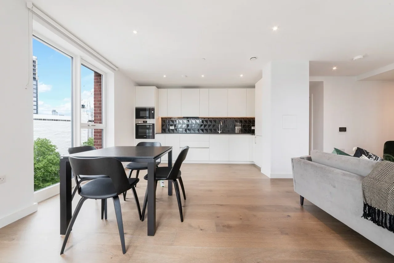 Flat Sayer Street in Greater London