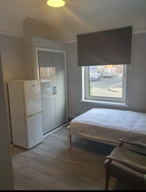 Room Middle Oxford Street in Wakefield