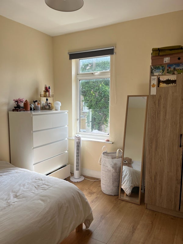 Room Glenavon Road in Greater London
