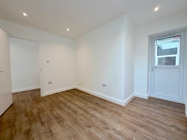 Flat Gambole Road in Greater London