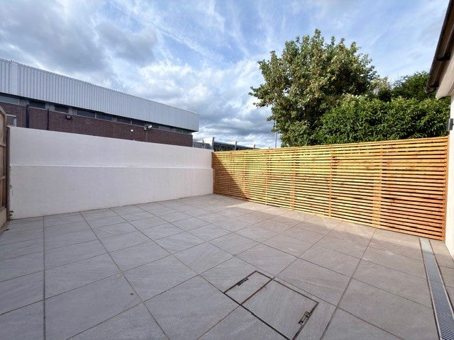Flat Gambole Road in Greater London
