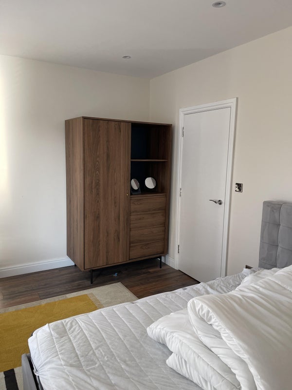 Room Woodside Road in Greater London