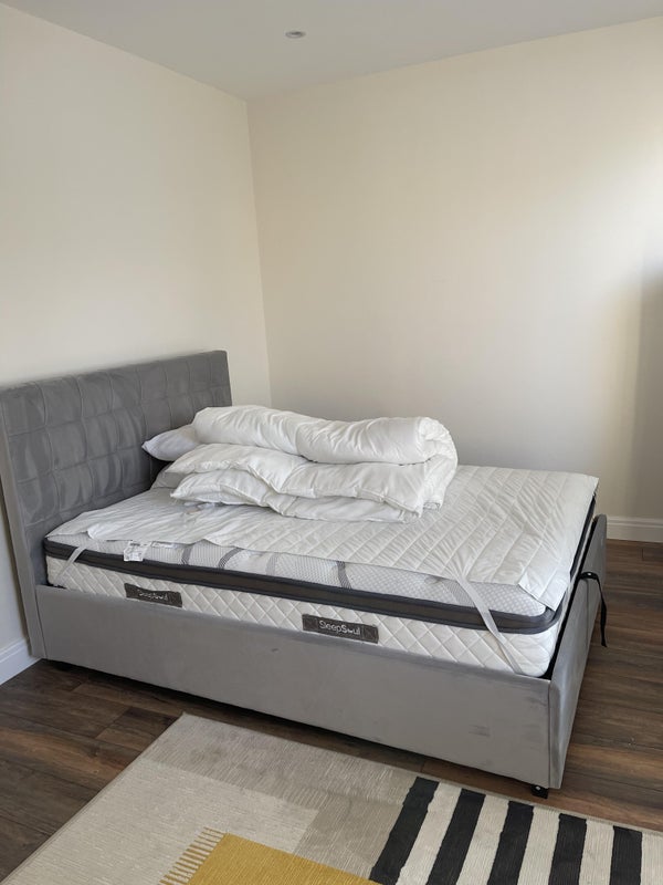 Room Woodside Road in Greater London