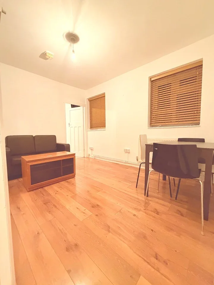Flat Ainsdale Road in Three Rivers