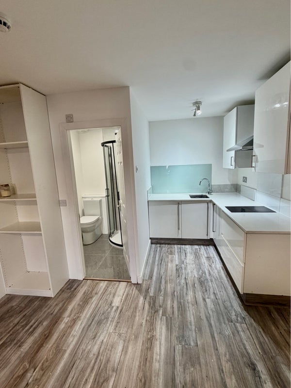 Flat Chalkhill Road in Greater London