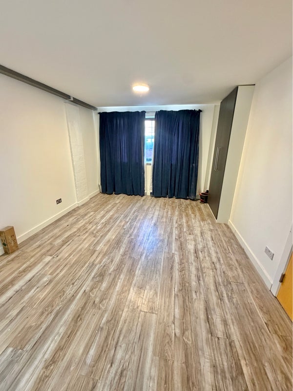 Flat Chalkhill Road in Greater London