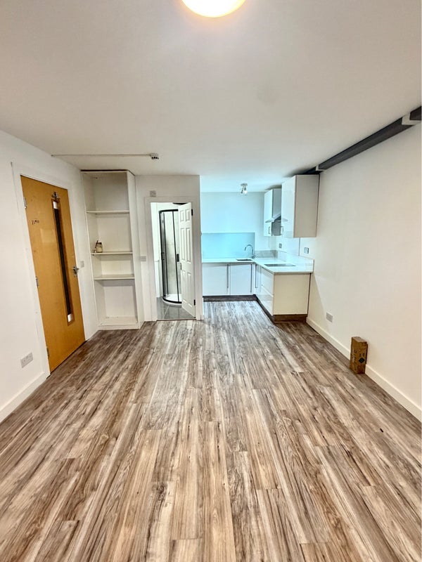 Flat Chalkhill Road in Greater London