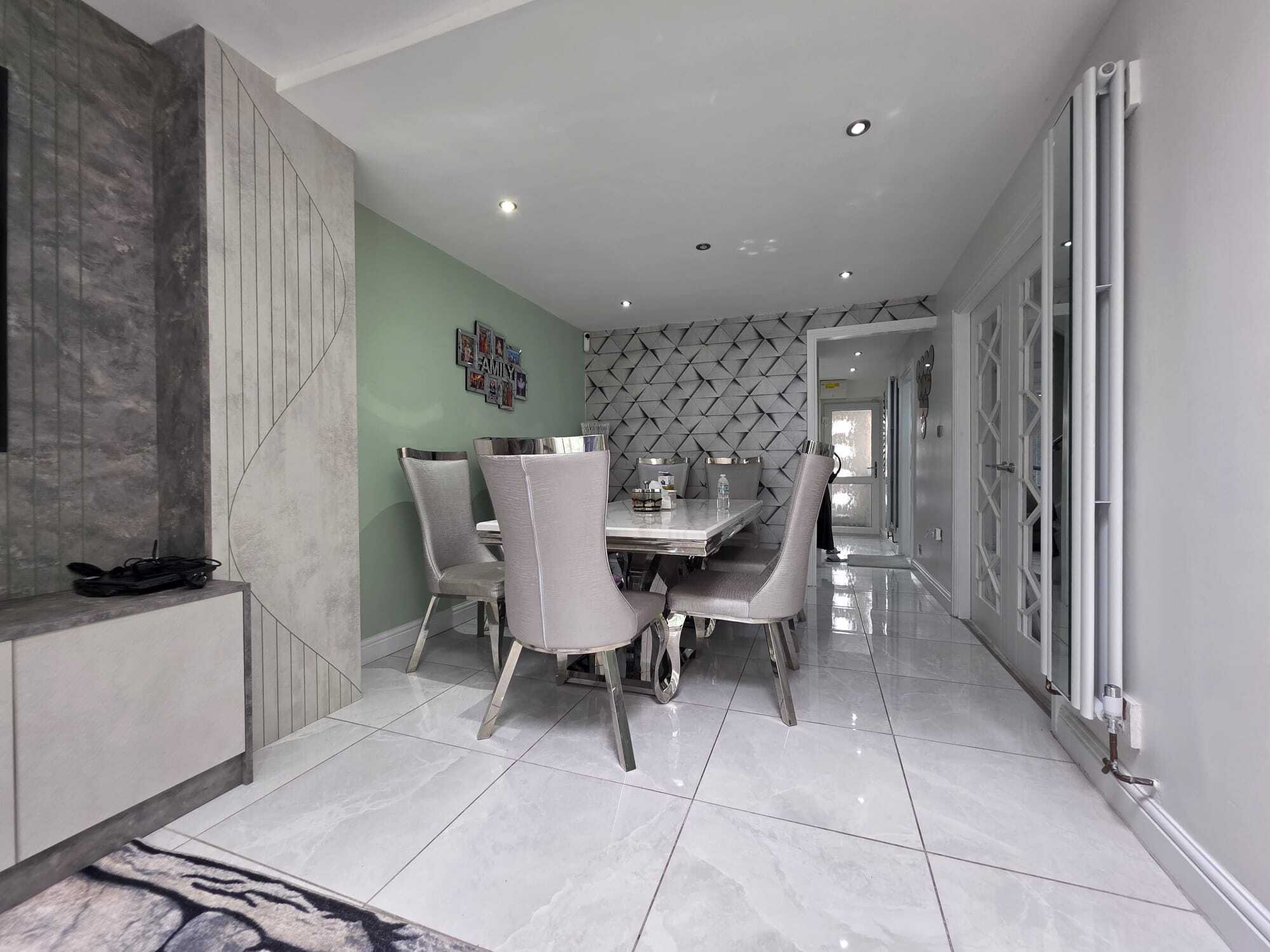 House Alderford Close in Wolverhampton