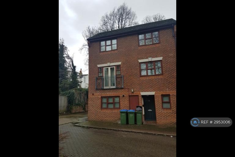 House Congleton Grove in Greater London