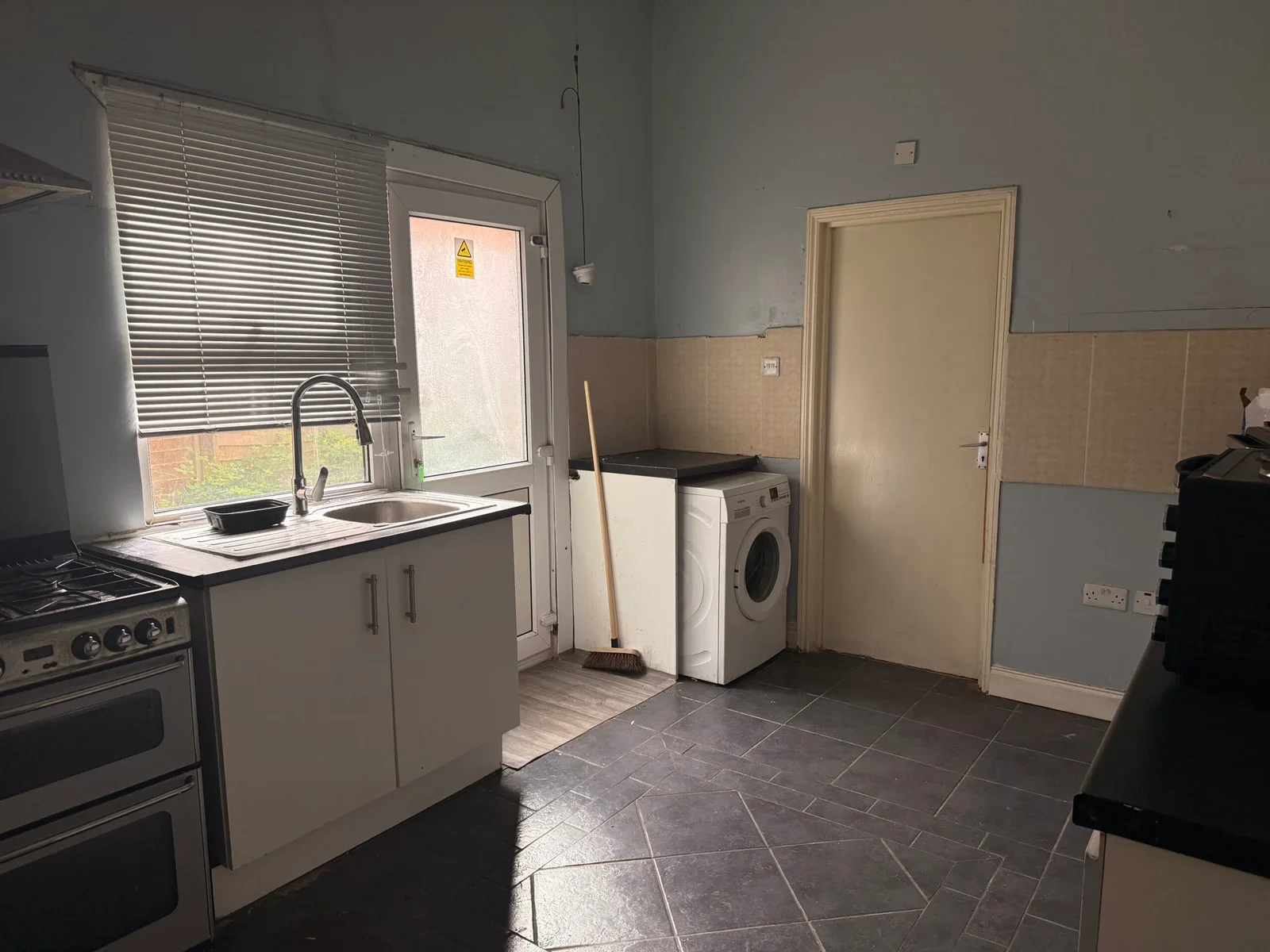 Room Cromwell Road in Luton
