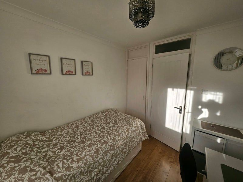 Room Johnson Road in Greater London