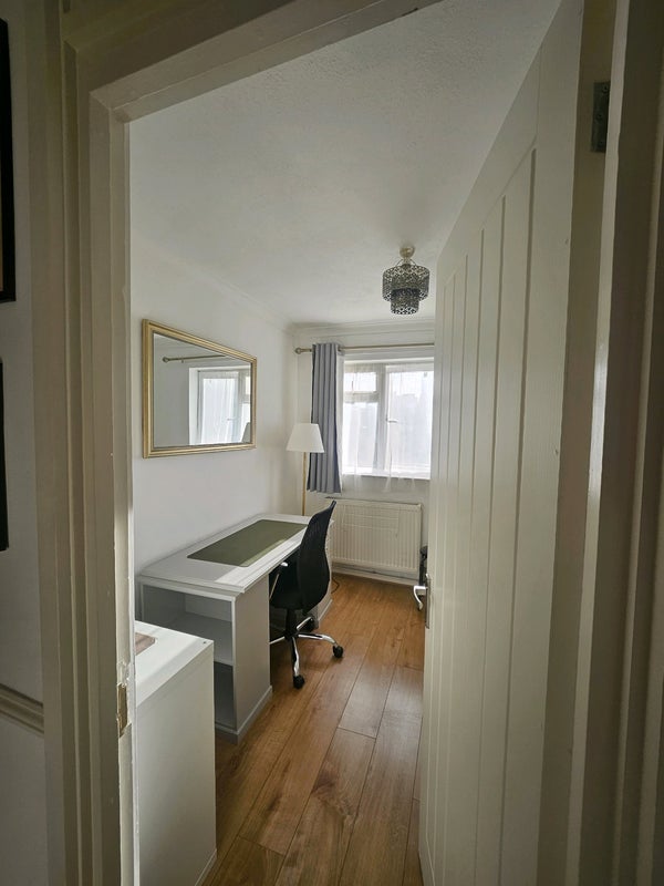 Room Johnson Road in Greater London